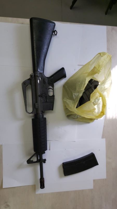 الشرطة تضبط قبل وقت قصير سلاح غير قانوني من نوع M16 في منطقة مفتوحة بالقرب من ام الفحم